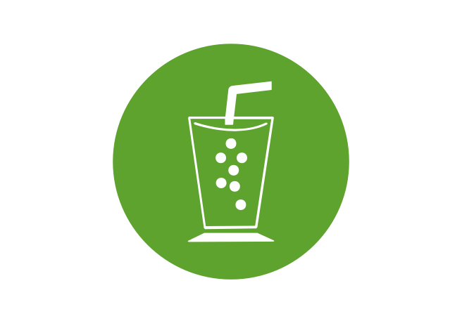 Grüner Kreis mit Glas mit Sprudelwasser und Trinkhalm
