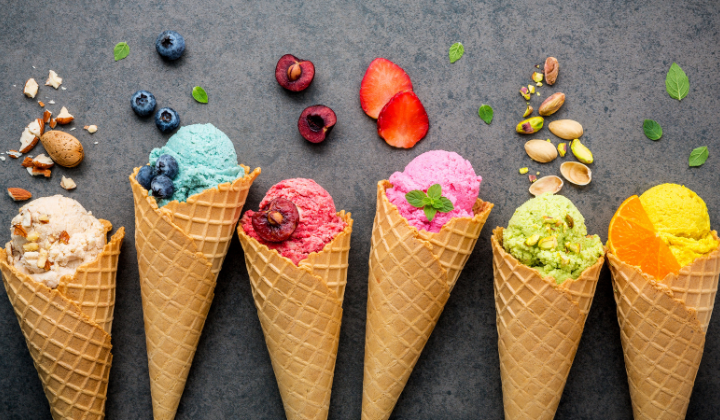 Variétés de glaces Six gaufres différentes fourrées de diverses sortes de glaces, glace aux amandes, glace aux myrtilles, glace aux cerises, glace aux fraises, glace à la pistache et glace au citron.