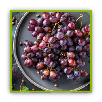 Raisin Plateau foncé rempli de raisins noirs.