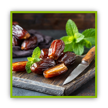 Dattes Planche en bois foncé it dattes, menthe et un couteau.