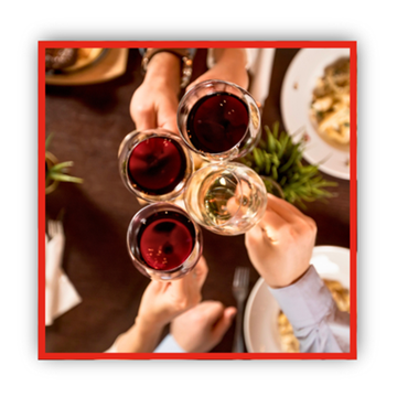 Vin Quatre personnes tiennent un verre de vin, trois d'entre eux sont des verres à vin rouge et un est un verre à vin blanc. La perspective est d'en haut.