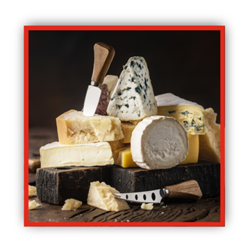 Fromage Plateau de fromage foncé avec divers fromages et deux couteaux à fromage